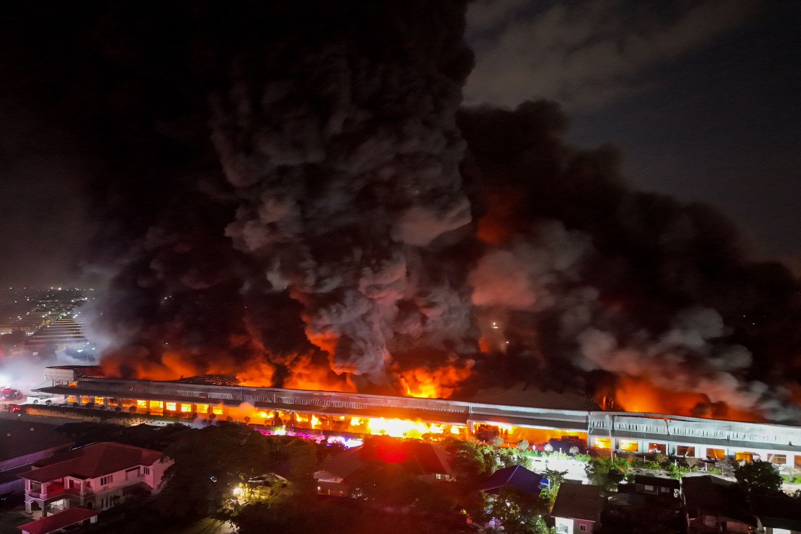 Major Fire Engulfs Furniture Factory in Lat Krabang District