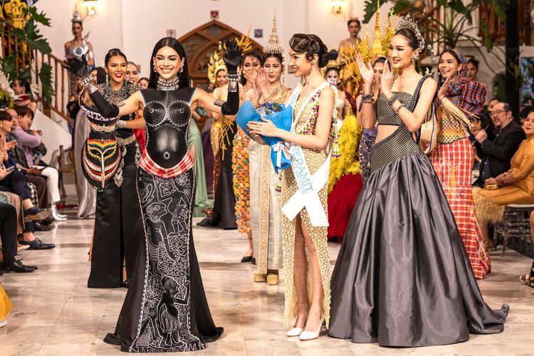 Best of Thai Identity Costume Showcase award.