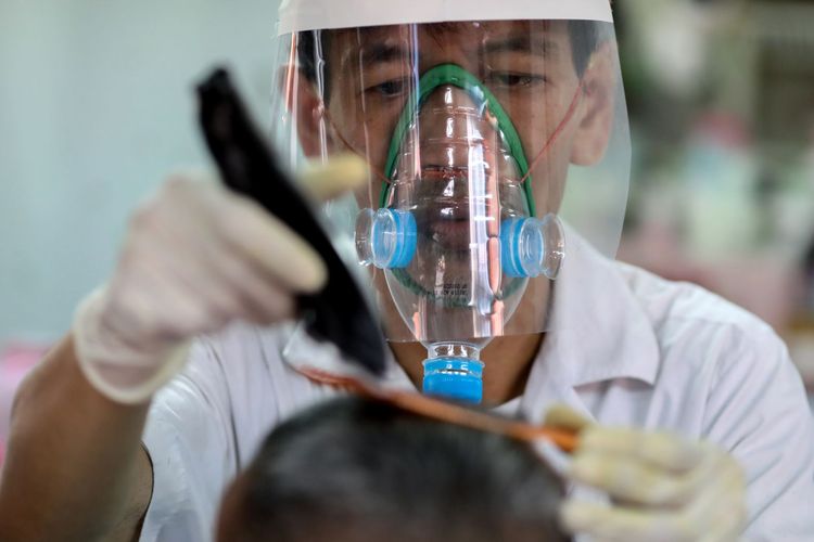 Thai barber during the Covid-19 pandemic