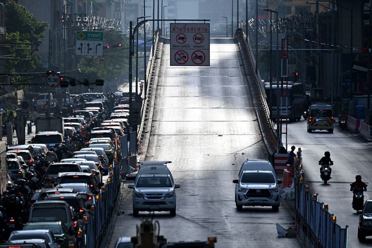 Ratchathewi Overpass closed